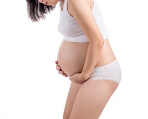 Ciągnięcie brzucha w ciąży podczas chodzenia