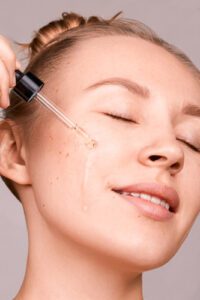 Olejek do masażu twarzy: naturalne rozwiązanie dla promiennej skóry