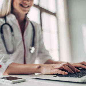 Konsultacje online. Sposób na bezpieczne i efektywne leczenie