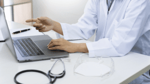 Lekarz rodzinny a skierowanie – kiedy jest potrzebne i jak je uzyskać? lekarzonline1