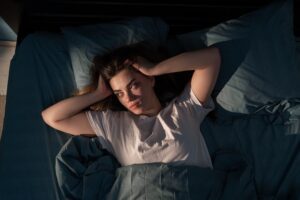 Problemy ze snem – jakie metody naprawdę pomagają? Restless,People.,Annoyed,,Stressed,Young,Woman,Suffering,From,Insomnia,,Awake